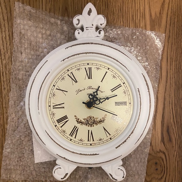 Cute mini farmhouse clock - Picture 1 of 3